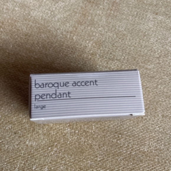 VINTAGE (1991) AVON BAROQUE ACCENT PENDANT - Picture 5 of 6